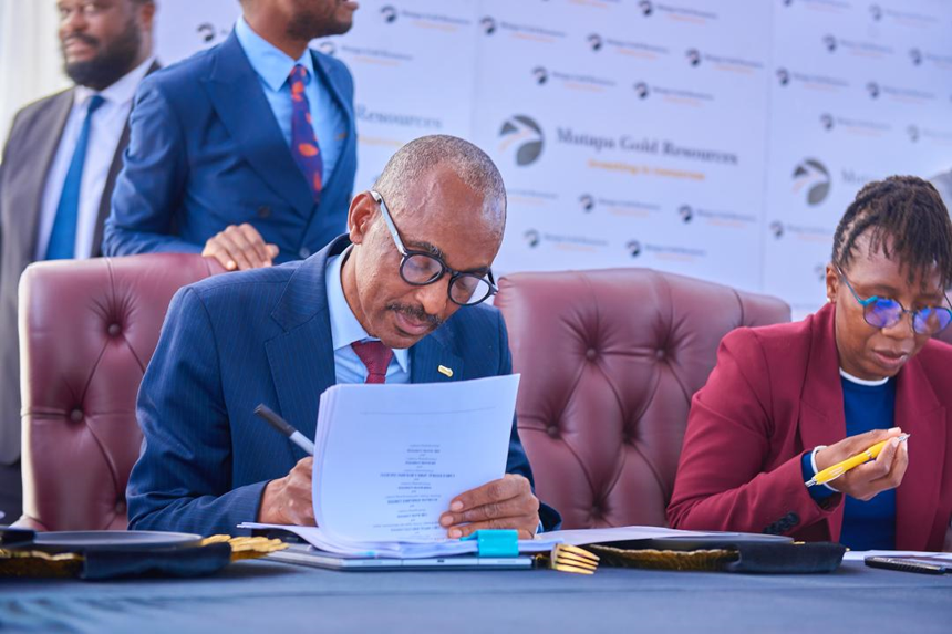 Mr Kahiya-Signing Ceremony